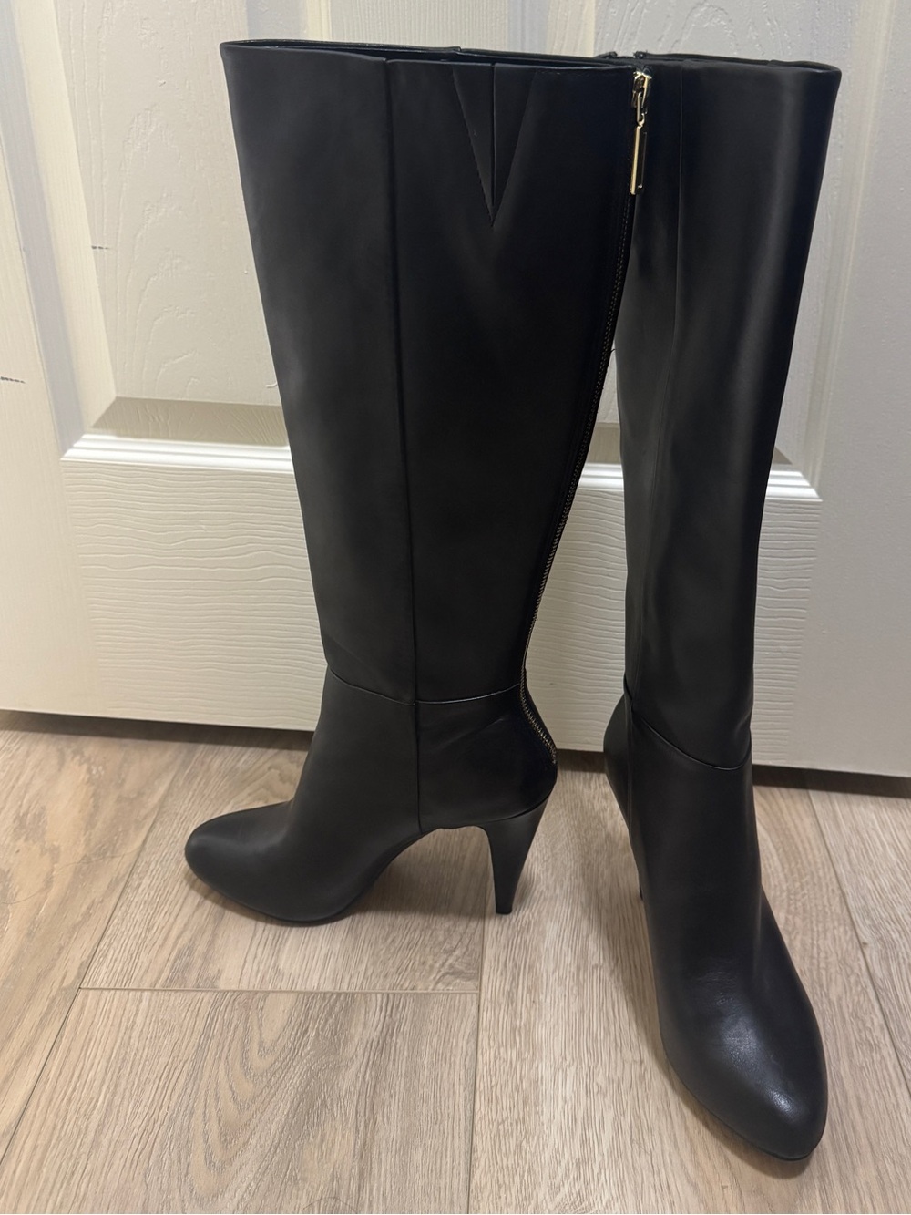 Banana Republic "Dayna" Black Knee-High Stiletto Boots with Gold Back Zip 8.5 - Picture 6 of 11
